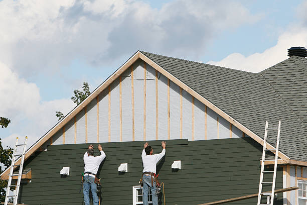 Professional Vinyl Siding technician working in Petersburg, IL